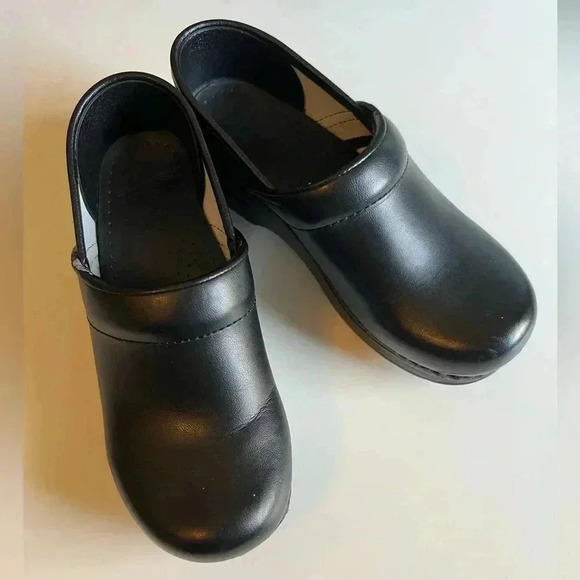 Dansko Black Leather Clogs Size 36 GUC, see pictures for wear to right shoe - Picture 1 of 8